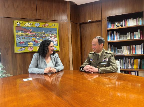 Imaxe da nova:A delegada territorial da Xunta na Coruña, Belén do Campo, despide ao xeneral de División e xefe do Mando de Apoio á Manobra, Juan ...
