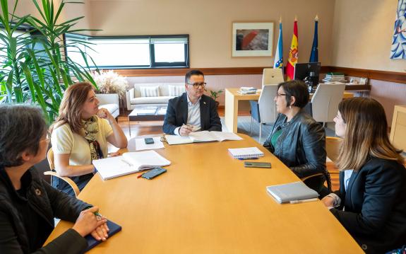 Imagen de la noticia:El conselleiro de Empleo, Comercio y Emigración sigue con el proceso de diálogo abierto y se reúne con la Unión de Cooperati...
