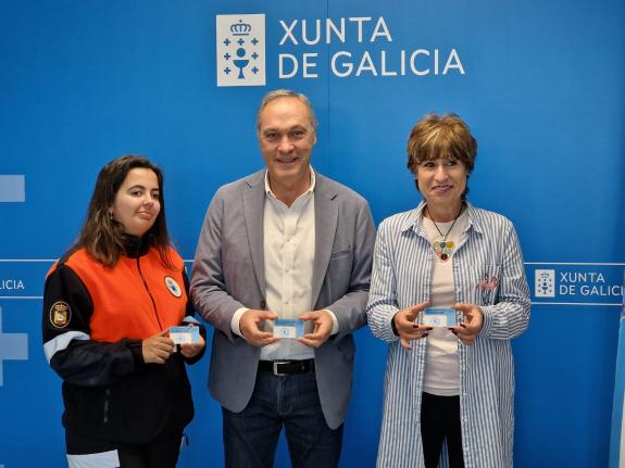 Imaxe da nova:O delegado territorial entrega sete novos carnés á Protección Civil de Poio