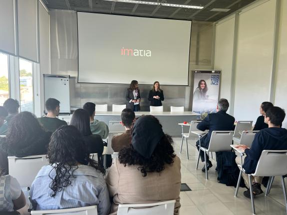 Imaxe da nova:Participantes do programa da Xuventude Mentoring da Xunta coñecen a empresa TIC Imatia dentro da súa formación para preparar o salt...