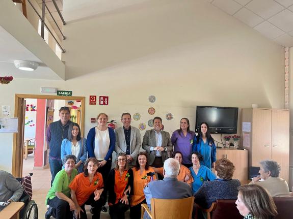 Imagen de la noticia:La Xunta destaca los cuidados especializados que reciben los mayores en el Centro de Día Público das Neves, que celebra su a...