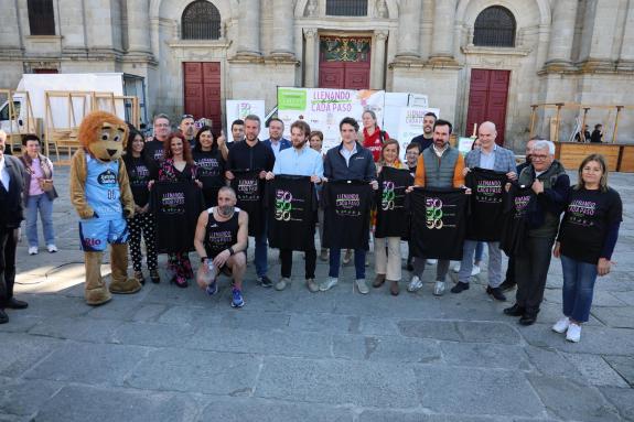 Imagen de la noticia:Javier Arias aplaude el nuevo reto del atleta Óscar Domínguez, que correrá 50 horas en la Muralla a favor de las personas co...