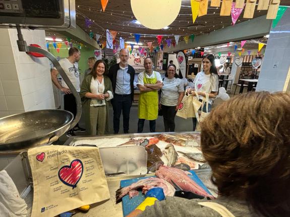 Imaxe da nova:Ana Ortiz anima á cidadanía a comprar nos mercados e prazas de abastos pola 