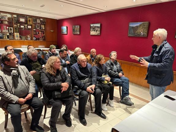 Imaxe da nova:O delegado da Xunta en Bos Aires traslada unha mensaxe de tranquilidade á colectividade galega na Arxentina nun encontro cos respon...