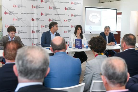 Imagen de la noticia:La conselleira Martínez Allegue llama a unir esfuerzos entre las administraciones públicas y los actores privados para facil...