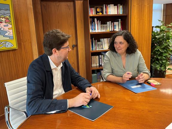 Imaxe da nova:Belén do Campo e Carlos Calvelo coinciden na necesidade de seguir mellorando a seguridade viaria na AC-552 ao seu paso polo concell...