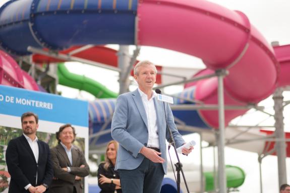 Imagen de la noticia:El presidente de la Xunta resalta el parque acuático de Monterrei como un atractivo para reforzar el turismo y dinamizar la ...