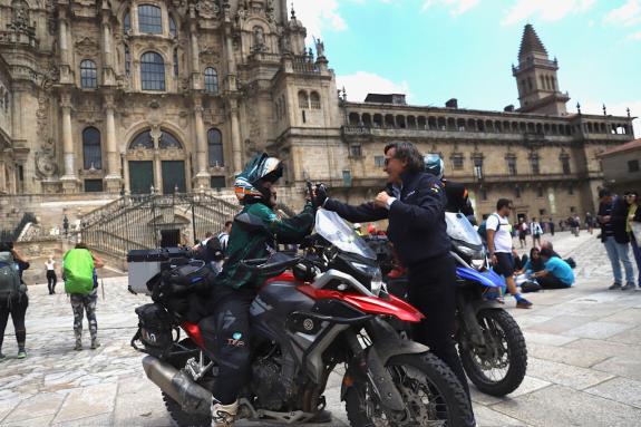 Imagen de la noticia:Lete recibe en el Obradoiro al piloto Gerard Farrés tras recorrer 1.700 km en cinco días monte a través desde Cataluña patro...