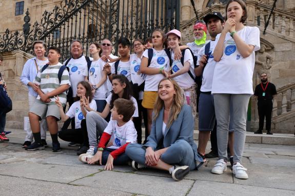 Imaxe da nova:Fabiola García recibe as familias de peregrinos que realizaron o Camiño de Santiago coa colaboración de Discamino