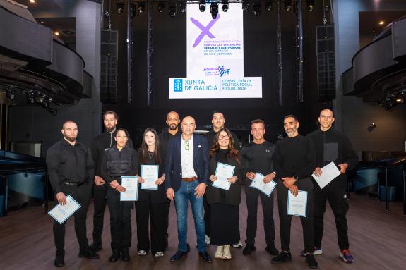 Imaxe da nova:A Xunta entrega os diplomas aos profesionais do ocio nocturno que completaron o curso para actuar ante violencias sexuais e contra ...