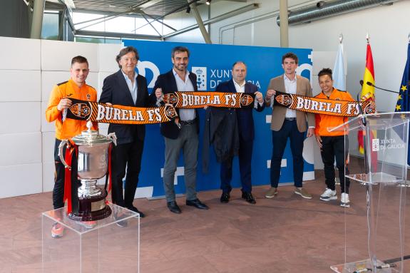 Imagen de la noticia:Diego Calvo recibe  al equipo femenino del Pescados Rubén Burela tras conseguir su sexto campeonato de liga y al masculino p...
