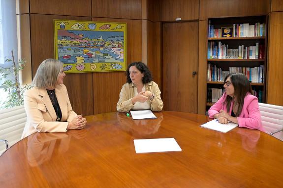 Imagen de la noticia:Belén do Campo se reúne con los representantes de los Administradores de Fincas para escuchar sus propuestas y para informar...