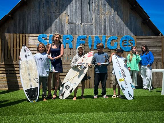Imagen de la noticia:La delegada de la Xunta en Ferrol asiste en Pantín a la entrega de premios del Campeonato de España de Surfing