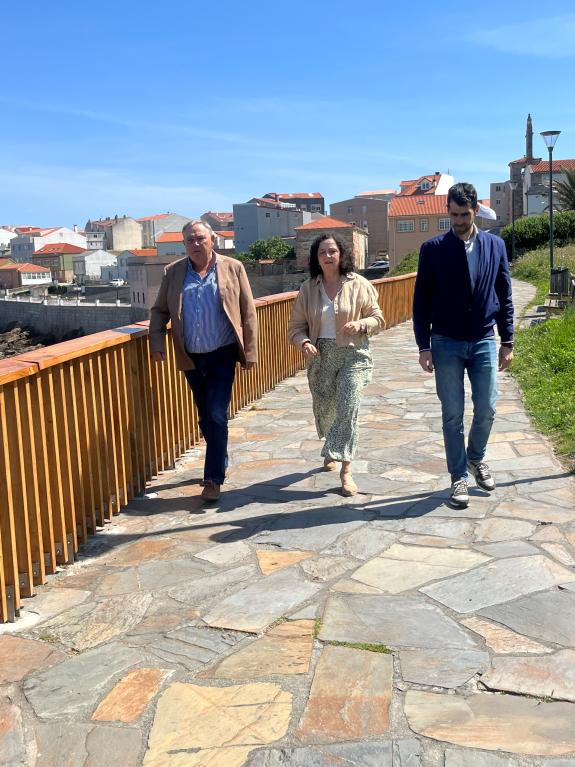 Imaxe da nova:Belén do Campo supervisa con José Manuel López  a zona na que se levará a cabo a mellora dos elementos de protección do paseo marít...