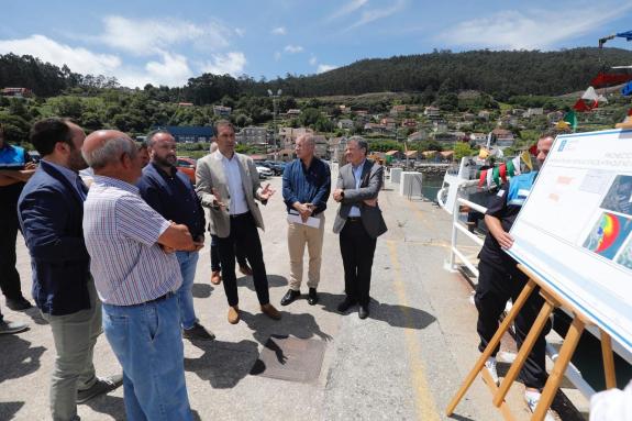 Imagen de la noticia:Alfonso Villares anuncia la inmediata licitación de la ampliación del muelle de mejilloneros de San Adrián de Cobres por val...