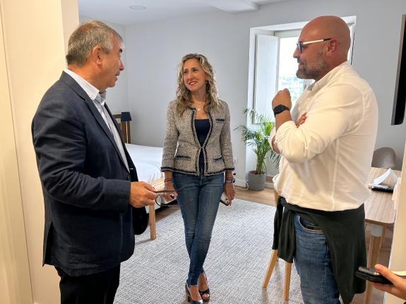 Imaxe da nova: Martina Aneiros anima a establecementos e axencias de viaxe da zona a adherirse a campaña dos bonos turísticos da Xunta para o pró...