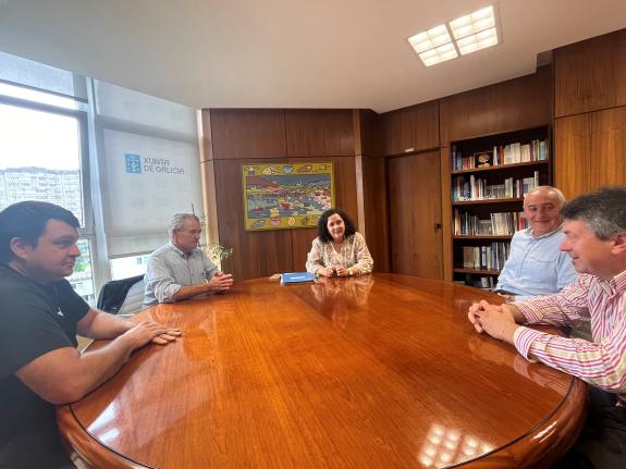 Imagen de la noticia:Belén do Campo recoge las propuestas de los taxistas de Corcubión para mejorar la calidad del servicio en la zona