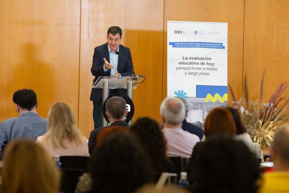 Imaxe da nova:Román Rodríguez subliña que a avaliación de estudos como PISA é imprescindible para mellorar o ensino
