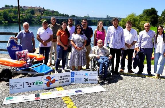Imagen de la noticia:Lete destaca la importancia del deporte para todos en la visita al Club Náutico Inclusivo Baixo Miño que recibió una silla a...