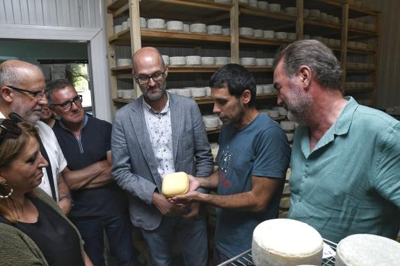 Imaxe da nova:Medio rural entrega a licenza de uso de artesanía alimentaria e a carta de artesán á queixería O Rexo de Allariz