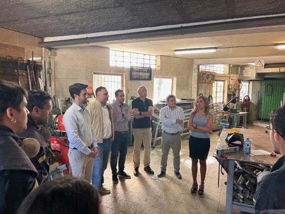 Imaxe da nova:Aneiros defende o éxito de programas mixtos de formación e emprego durante unha visita ao alumnado do obradoiro de garantía xuvenil...