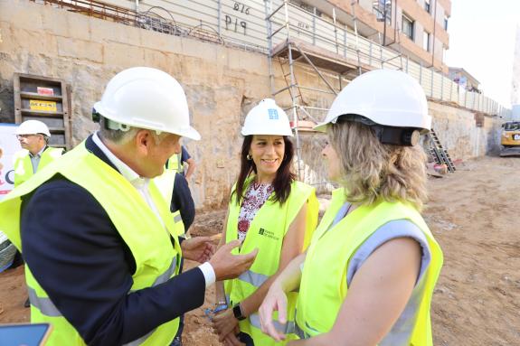 Imaxe da nova:A conselleira de Vivenda supervisa as obras de humanización e mellora da mobilidade na contorna da praza de abastos de Sanxenxo, na...