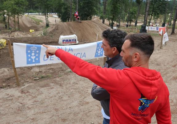 Imagen de la noticia:Arias visita a los pilotos que entrenan en el circuito Jorge Prado durante esta semana