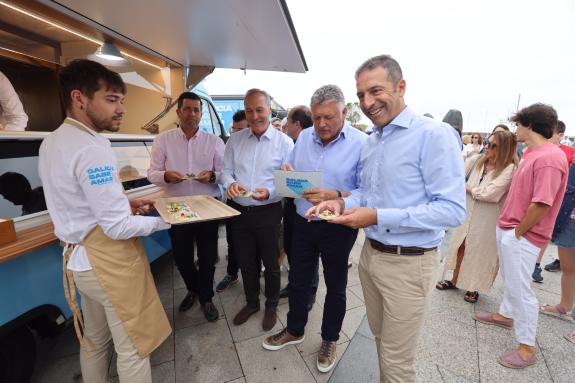 Imaxe da nova:A Xunta reforza a difusión da extraordinaria calidade dos produtos da cadea mar-industria cunha nova edición das foodtrucks, incluí...