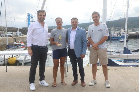 Imagen de la noticia:Diego Calvo entrega los trofeos a los vencedores de la primera jornada de la Regata Rías Altas