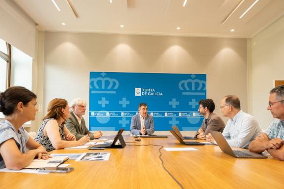 Imagen de la noticia:Román Rodríguez mantiene una reunión de trabajo para planificar la construcción del futuro edificio del CESGA