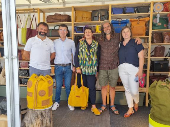 Imaxe da nova:A Xunta apoia a comercialización dos produtos da marca Artesanía de Galicia en Sanxenxo
