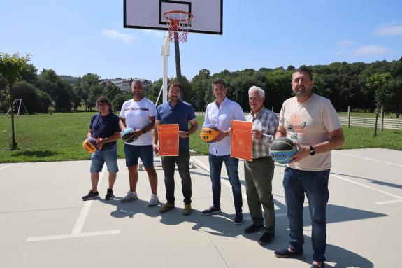 Imagen de la noticia:Arias participa en la presentación del torneo de baloncesto 3x3 Vila de Meira, que cuenta con el apoyo de la Xunta de Galici...