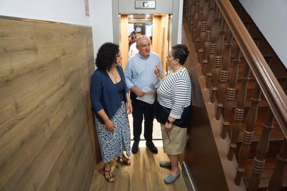 Imaxe da nova:Belén do Campo supervisa un novo ascensor instalado coas axudas da Xunta para facer máis accesibles os edificios residenciais e viv...