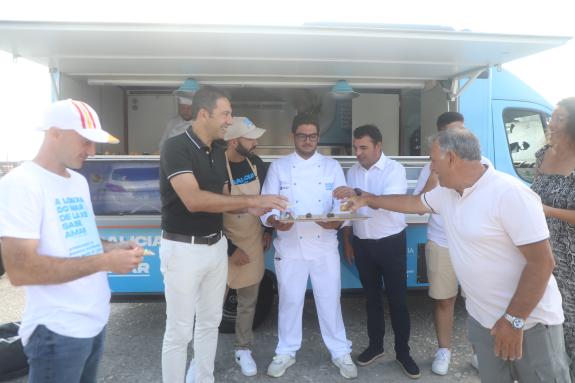 Imagen de la noticia: La Xunta promociona en Laxe el consumo de los productos marítimo-pesqueros con una foodtruck de la campaña  