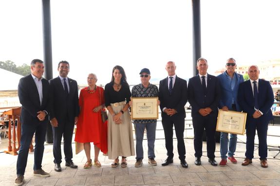 Imagen de la noticia:Román Rodríguez y María Martínez Allegue participan en el acto de entrega de Insignias de Oro y Brillantes de la XXX Fiesta ...