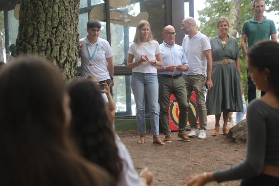 Imagen de la noticia:Lara Meneses visita el campamento juvenil Virgen de Loreto en Porto do Son