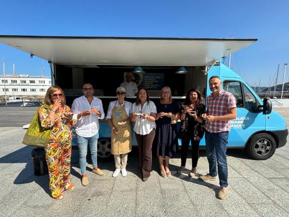 Imagen de la noticia:La campaña 'GALICIA SABE AMAR' desembarca en Vigo con el reparto gratuito de pinchos
