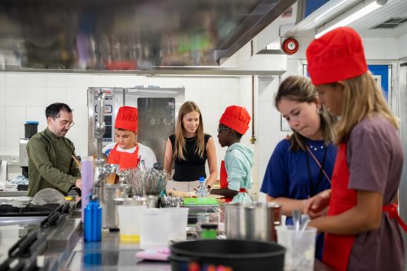 Imagen de la noticia:La Xunta promueve actividades gastronómicas entre la juventud en el campamento 