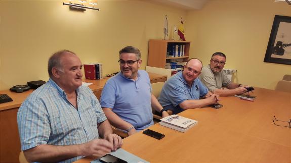 Imagen de la noticia:La Xunta aborda las demandas de los profesionales del sector pesquero de Celeiro y las líneas de ayuda autonómicas en apoyo ...