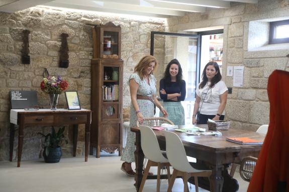 Imagen de la noticia:La Xunta visita en Laxe uno de los centros donde se desarrolla su proyecto piloto de coliving para atraer nómadas digitales ...