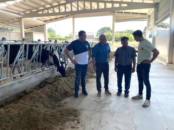 Imaxe da nova:Medio Rural reitera o seu compromiso coa remuda xeracional no agro nunha visita a unha granxa en Lalín