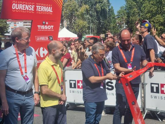 Imagen de la noticia:El director de turismo y el delegado da Xunta en Ourense asisten a la salida de La Vuelta en Ourense