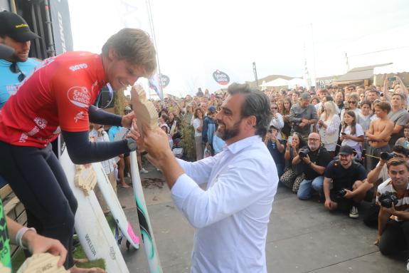 Imagen de la noticia:Diego Calvo participa en la entrega de premios del campeonato principal del 'World Surf League' en el Abanca Pantín Classic