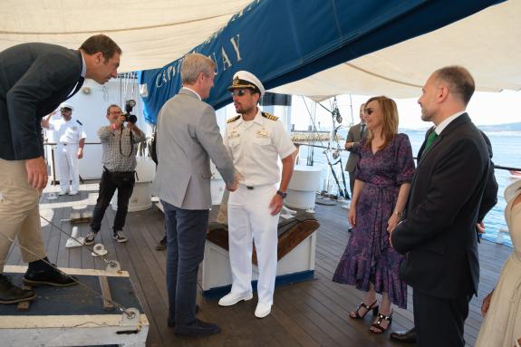 Imaxe da nova:Rueda sinala as oportunidades que ofrece Galicia aos descendentes de galegos no Uruguai durante unha visita ao veleiro-escola ‘Capi...