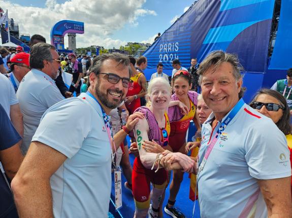 Imagen de la noticia:Diego Calvo asiste a la final de paratriatlón en la que Susana Rodríguez Gacio consiguió la medalla de oro