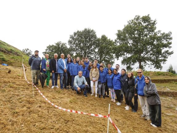 Imaxe da nova:A Xunta promove a importancia de coidar do noso patrimonio no campo de voluntariado do castro de Viladonga