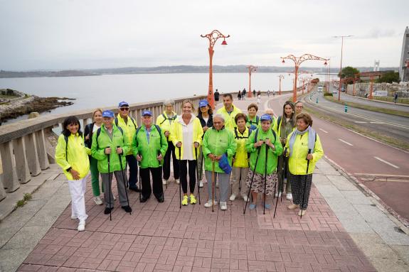 Imaxe da nova:Fabiola García participa nunha saída de ocio saudable coas persoas maiores da residencia Torrente Ballester da Xunta na coruña