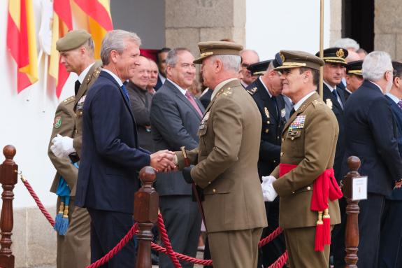 Imaxe da nova:O presidente da Xunta asiste á toma de posesión de Raimundo Rodríguez como Xeneral Xefe do Mando de Apoio á Manobra