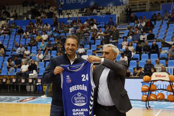 Imaxe da nova:Os xogadores do Breogán entregan a Villares unha camiseta do torneo internacional de verán e amosan o seu apoio á campaña GALICIA S...