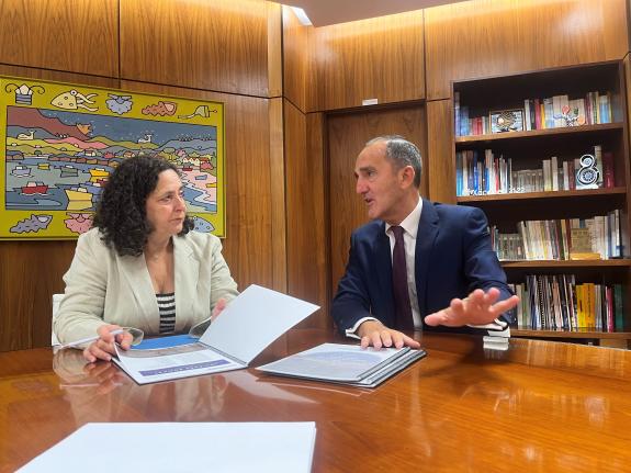 Imagen de la noticia:Belén do Campo escucha las propuestas del Consello Galego de Mediadores de Seguros para trabajar juntos en beneficio de este...